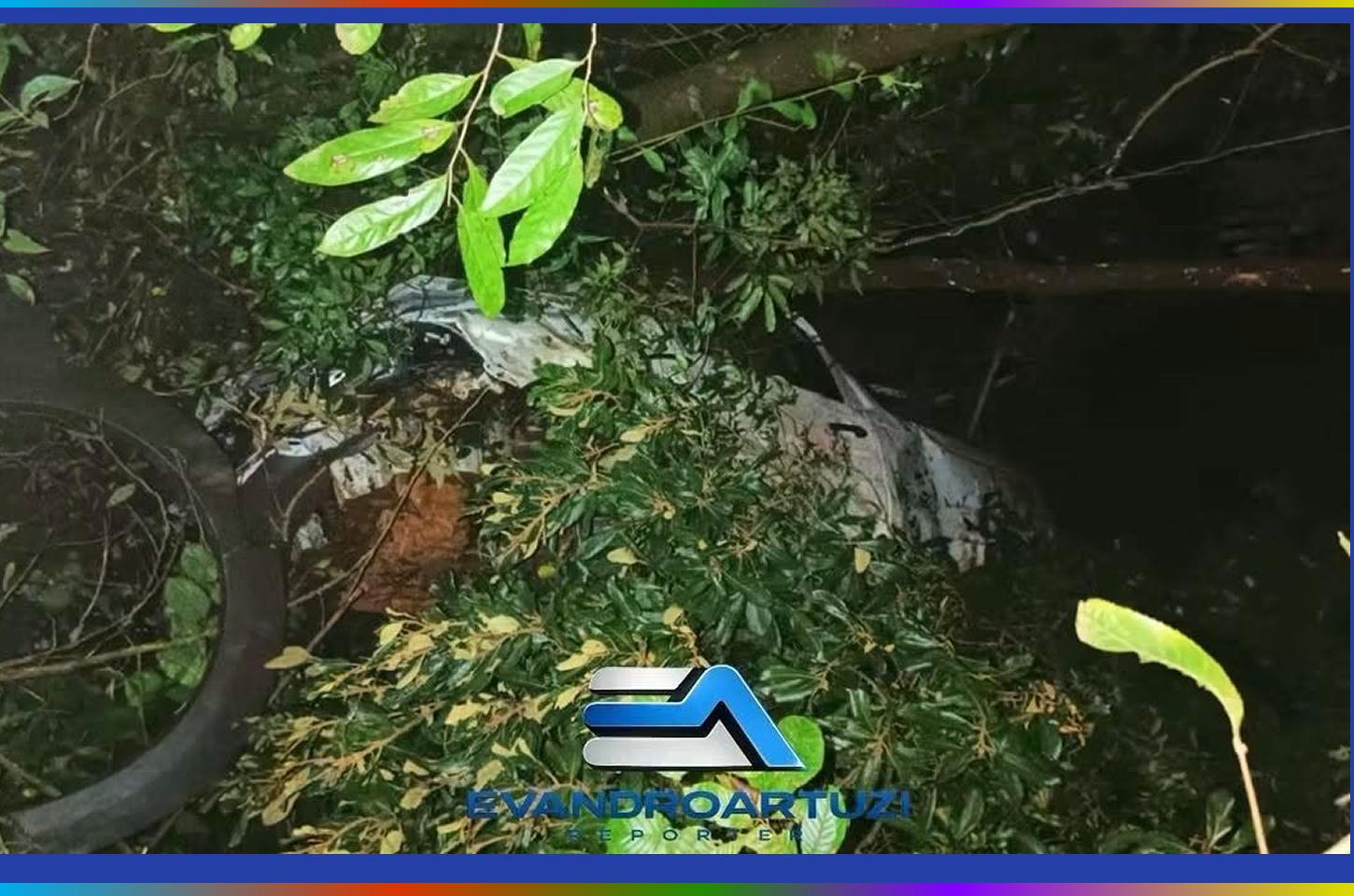 Fiat Strada sai da pista e cai em barranco na BR-373, em Candói