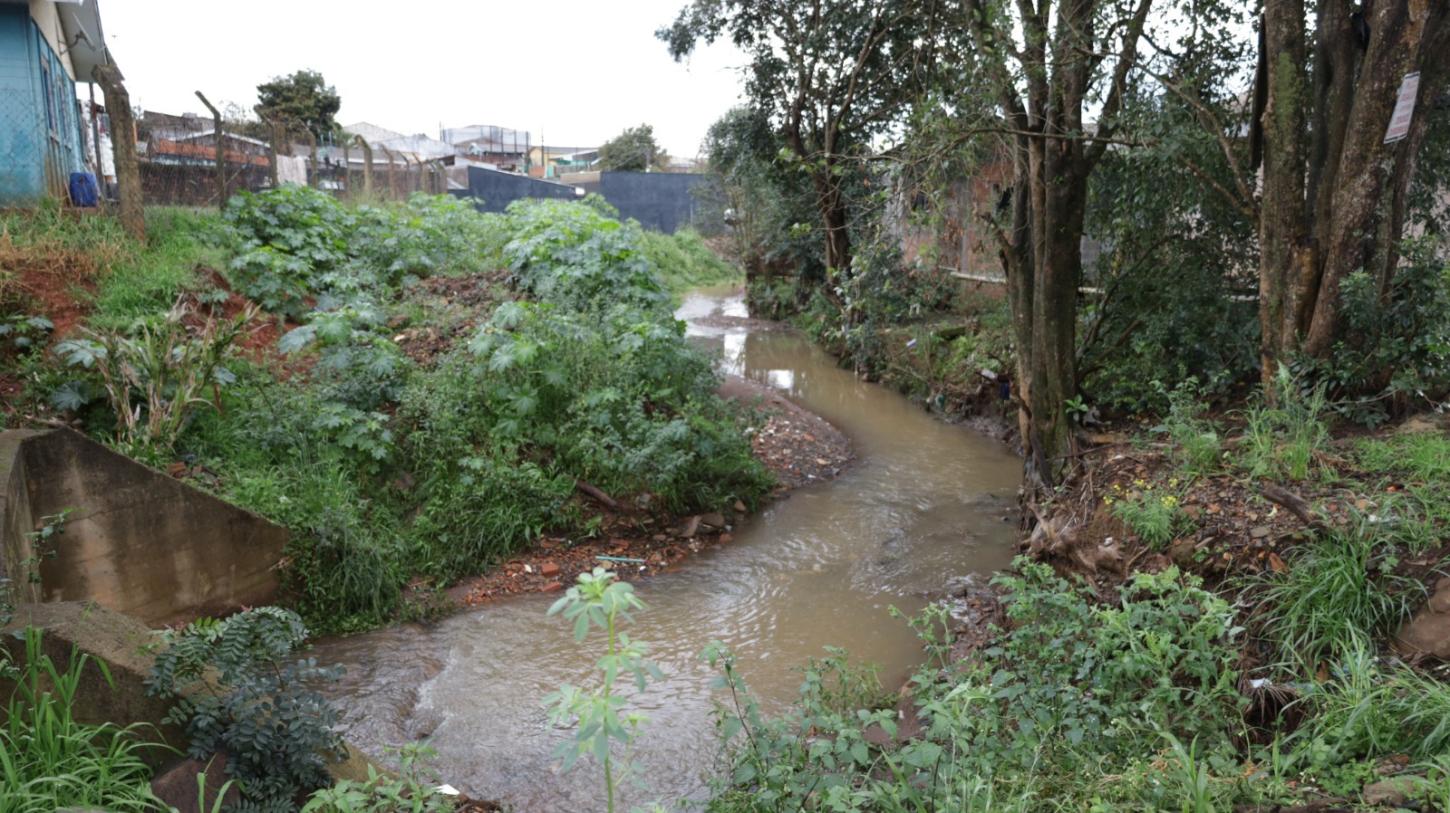 Monitoramento da Defesa Civil, obras de drenagem e ações preventivas da Secretaria de Obras garantiram resposta eficiente durante evento climático que registrou 39 milímetros de chuva e ventos de até 60 km/h