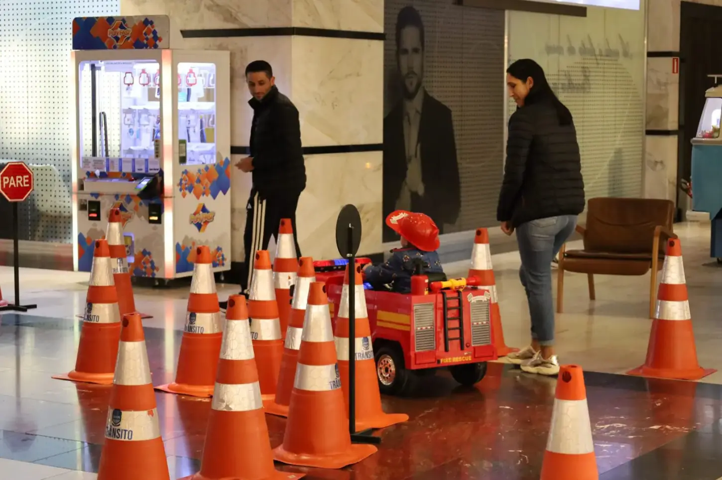 Prefeitura leva educação para o trânsito ao Shopping Cidade dos Lagos e envolve famílias em atividades educativas