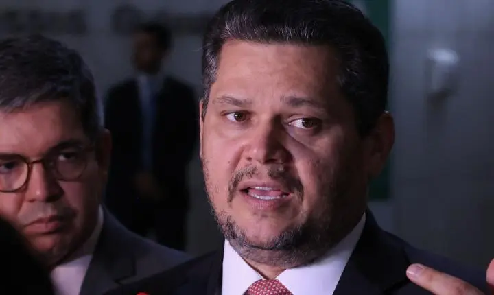 Alcolumbre mantém PEC 6x1 travada em semana esvaziada no Senado