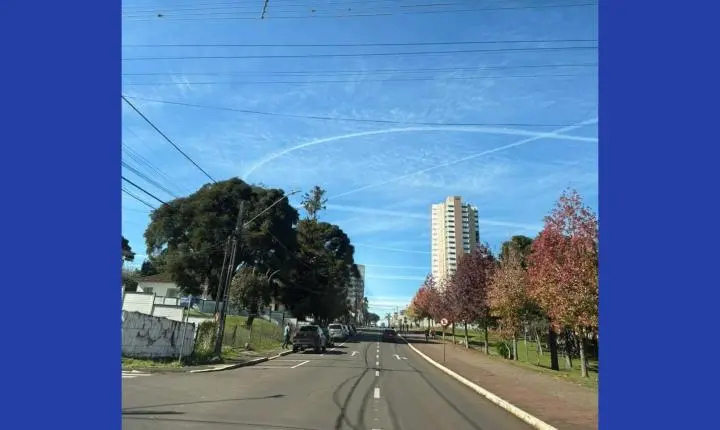 Avião da Azul chama atenção ao sobrevoar Guarapuava e deixar rastros no céu