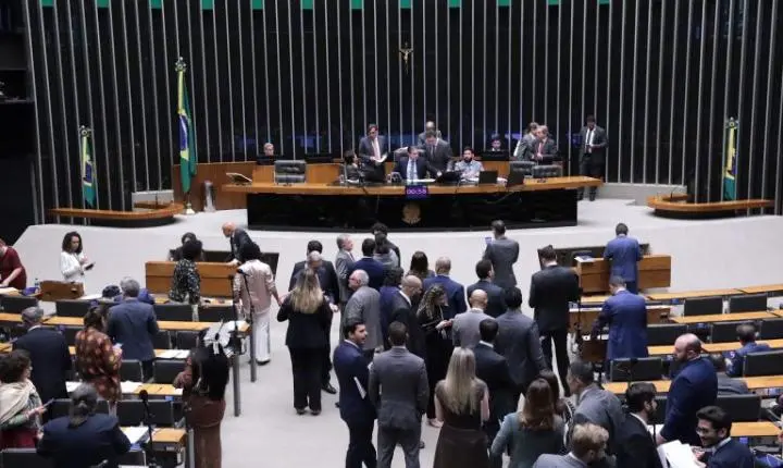 Câmara pode votar nesta quarta-feira piso do magistério e projetos sobre fertilizantes e seguro rural