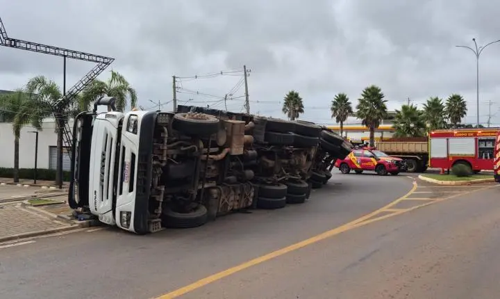 Caminhão tomba e derruba postes de alta tensão em rotatória de Guarapuava