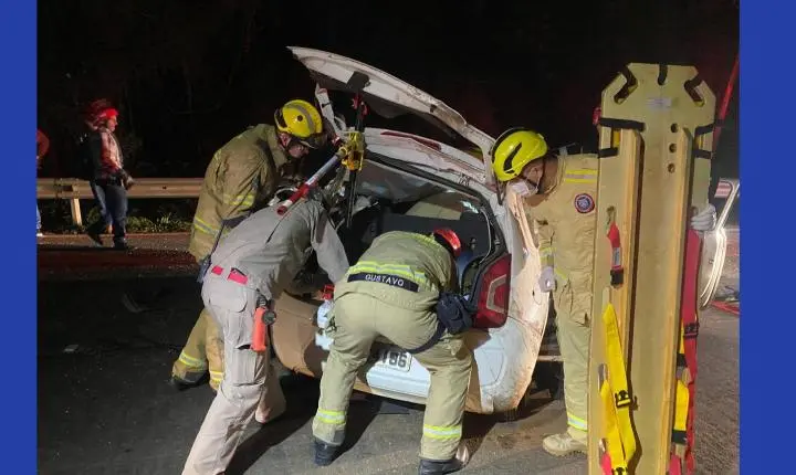 Carreta tomba na Serra do Cadeado e atinge carro na PR-170 em Guarapuava