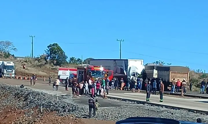 Colisão envolvendo três caminhões deixa dois feridos na PR-466, no Distrito da Palmeirinha