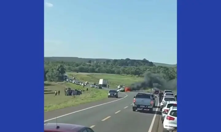 Colisão frontal na BR-277 deixa um morto e oito feridos, entre eles três crianças