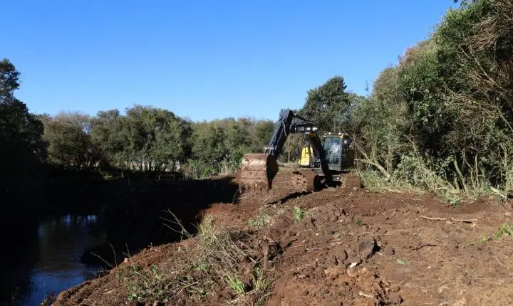 Desassoreamento no Rio Cascavelzinho busca reduzir alagamentos entre o Jardim das Américas e a Vila Bela