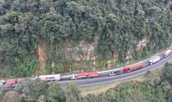 EPR Iguaçu realiza trabalhos preventivos em taludes e organiza operações “Pare e Siga” na Serra da Esperança