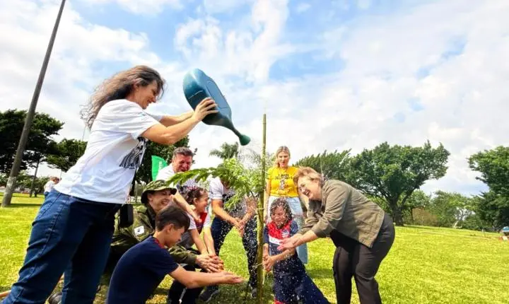 Estudantes da Rede Municipal participam de plantio de 100 mudas no Parque do Lago em celebração ao Dia da Árvore