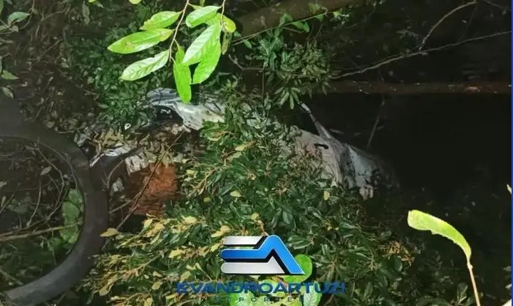 Fiat Strada sai da pista e cai em barranco na BR-373, em Candói
