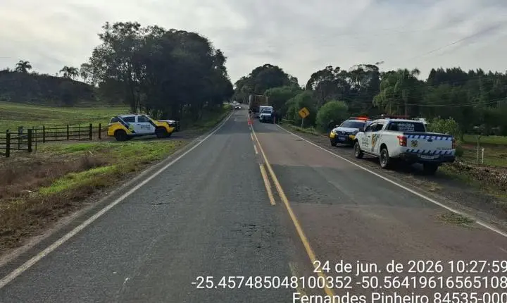 Motociclista morre após colidir contra caminhão parado na PR-438, em Fernandes Pinheiro