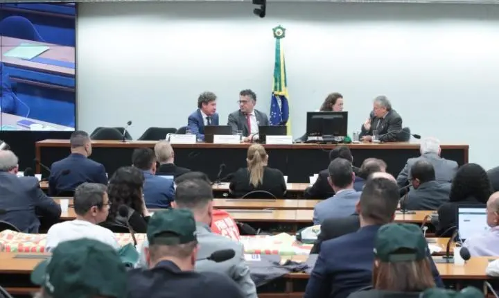 Representantes de centrais sindicais pedem fim da escala 6x1 sem transição