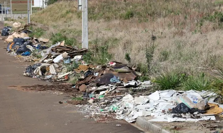 SURG realiza limpeza de ponto de descarte irregular próximo ao Residencial 2000